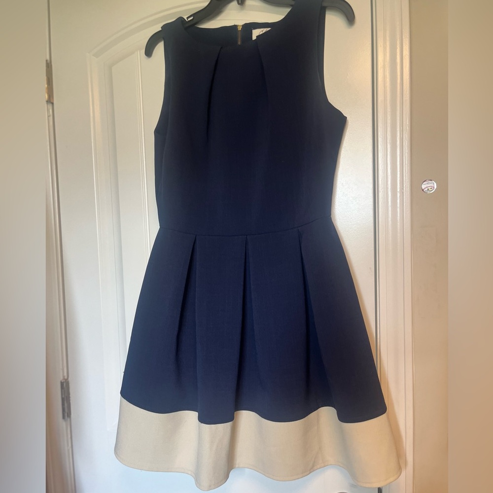 Pleated nicely structured high neck dress WITH POCKETS!